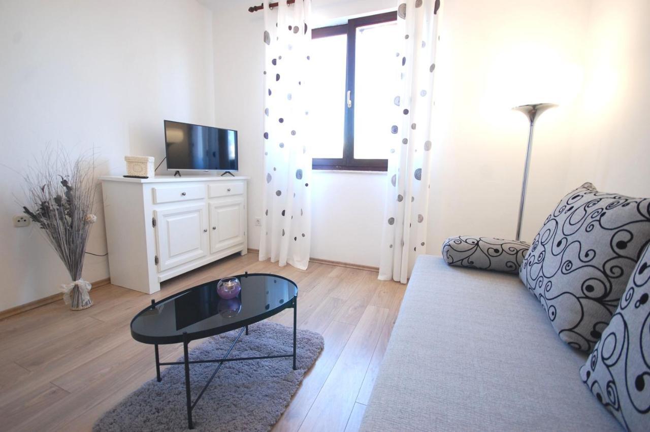 Apartment Margareta By El-Pi Tours Нивице Экстерьер фото