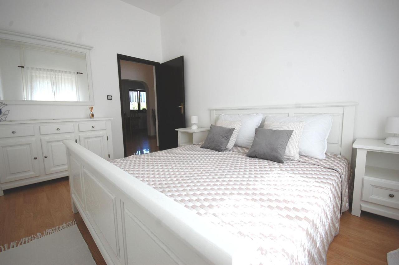 Apartment Margareta By El-Pi Tours Нивице Экстерьер фото