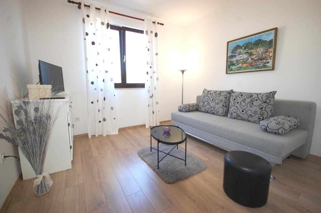 Apartment Margareta By El-Pi Tours Нивице Экстерьер фото